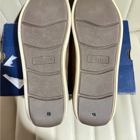 Izod men’s size 9.5 Tan Leather Loafers - Picture 5 of 5